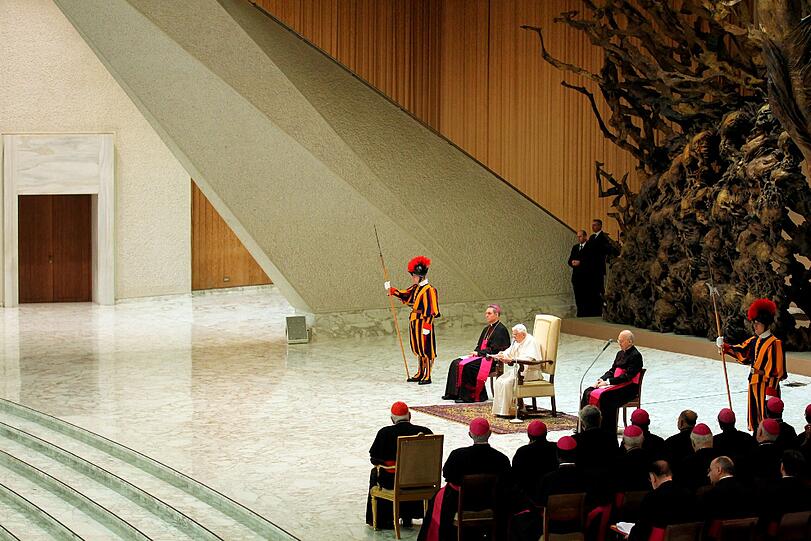 Papst Benedikt XVI. in der Audienzhalle Paolo VI im Vatikan bei seiner voraussichtlich letzten Generalaudienz. Tausende Gläubige haben sich eingefunden. Es ist das erste Mal, dass sich der Pontifex nach seiner historischen Rücktrittankündigung vom Montag den Gläubigen zeigt. Die Bilder.