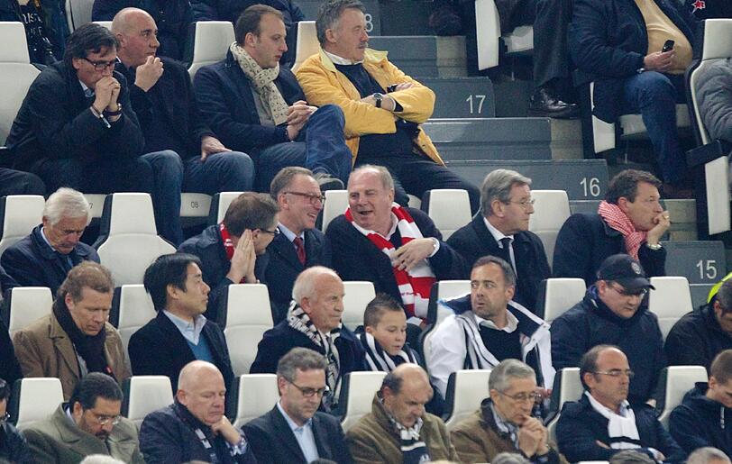 Schon auf der Tribüne hatten Uli Hoeneß und Karl-Heinz Rummenigge allen Grund zum Schmunzeln. So entspannt hatten sie sich den Durchmarsch ins Halbfinale wohl nicht vorgestellt.