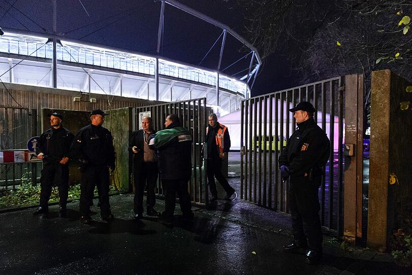 Das Fußball-Länderspiel in Hannover zwischen Deutschland und den Niederlanden ist am Dienstagabend abgesagt worden. Es bestand die Gefahr eines Sprengstoff-Anschlags. "Wir haben konkrete Hinweise gehabt, dass jemand im Stadion einen Sprengsatz zünden wollte", sagte Hannovers Polizeipräsident Volker Kluwe. Die Bilder...