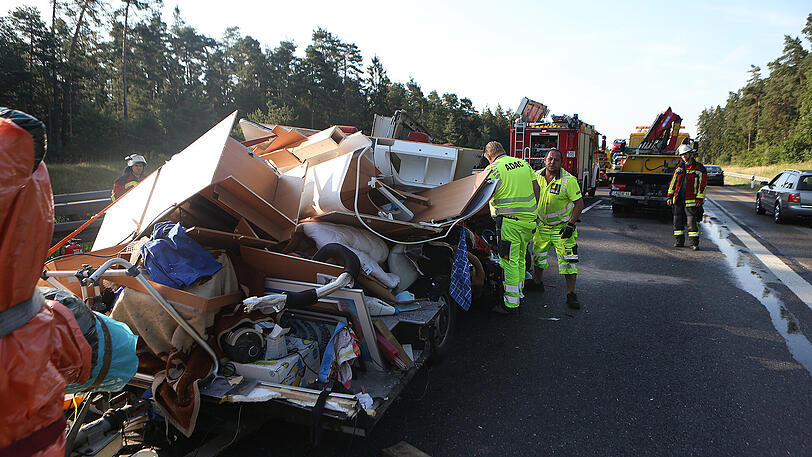 Der Wohnanhänger wurde komplett zerstört, der Inhalt verteilte sich auf der Autobahn. Sah spektakulär aus, rechtfertigte aber in keinster Weise das massenweise Gaffen.