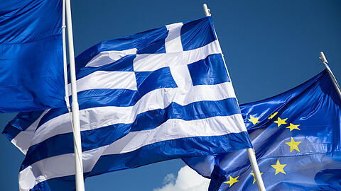 Die griechische Flagge zwischen zwei Europafahnen. Foto: