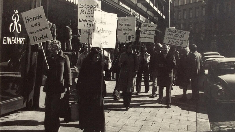 Wohnungsnot 1975: &bdquo;Hände weg von unserem Viertel&ldquo; und &bdquo;Stoppt Rieger!&ldquo; &ndash; dieses Foto von einer Demo vor dem Rieger-Block hat uns AZ-Leserin Edith Grinschgl geschickt.