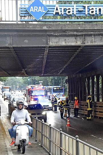 Der Bus ist zunächst in der Unterführung steckengeblieben. Mit viel Gas konnte der Fahrer wieder weiterfahren &ndash; was das Dach seines Fahrzeugs sehr in Mitleidenschaft gezogen hat.