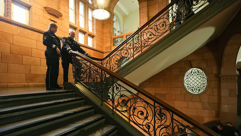 Schon im Treppenhaus entdeckte die Rentnerin die beiden falschen Polizisten (Symbolbild). Schon im Treppenhaus entdeckte die Rentnerin die beiden falschen Polizisten (Symbolbild).
