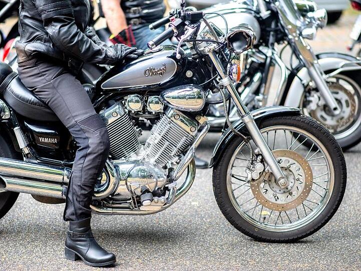 Eine Frau fährt während einer Demonstrationsfahrt mit ihrem Motorrad der Marke Yamaha. Foto: Hauke-Christian Dittrich/dpa/Archivbild