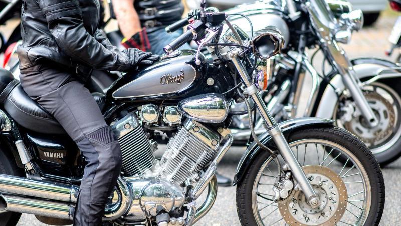 Eine Frau fährt während einer Demonstrationsfahrt mit ihrem Motorrad der Marke Yamaha. Foto: Hauke-Christian Dittrich/dpa/Archivbild Eine Frau fährt während einer Demonstrationsfahrt mit ihrem Motorrad der Marke Yamaha. Foto: Hauke-Christian Dittrich/dpa/Archivbild