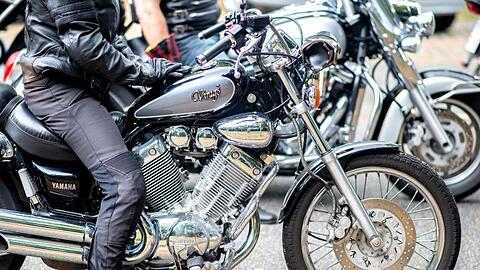 Eine Frau fährt während einer Demonstrationsfahrt mit ihrem Motorrad der Marke Yamaha. Foto: Hauke-Christian Dittrich/dpa/Archivbild