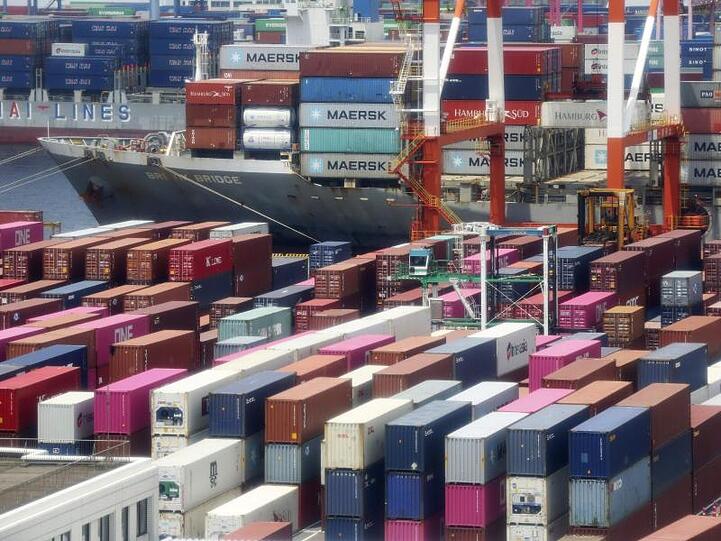 Container stapeln sich in einem Hafen in Yokohama. Japans Wirtschaft ist im Zuge der Corona-Krise weiter massiv eingebrochen.