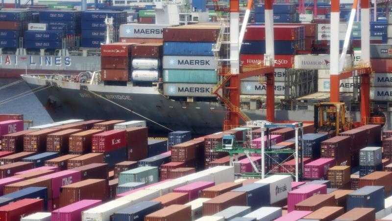 Container stapeln sich in einem Hafen in Yokohama. Japans Wirtschaft ist im Zuge der Corona-Krise weiter massiv eingebrochen. Container stapeln sich in einem Hafen in Yokohama. Japans Wirtschaft ist im Zuge der Corona-Krise weiter massiv eingebrochen.