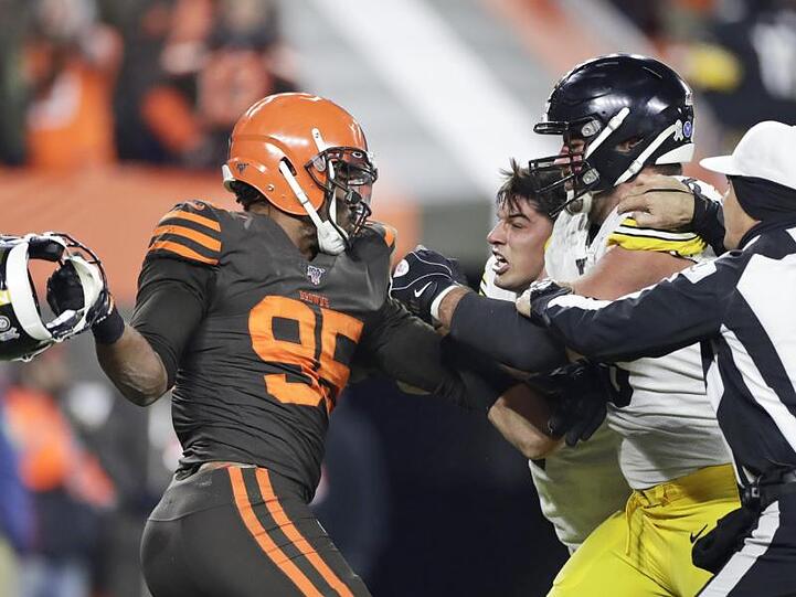 Myles Garrett (l) schlug mit dem Helm seines Gegenspielers zu.
