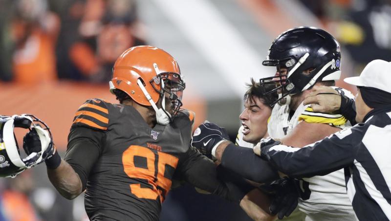 Myles Garrett (l) schlug mit dem Helm seines Gegenspielers zu. Myles Garrett (l) schlug mit dem Helm seines Gegenspielers zu.