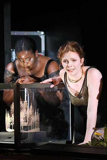 Natalie Lewis als La Voce mit Louise Foor (rechts) in "Lucrezia"