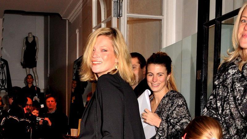 Kate Moss hat ihren Ring verlegt. Kate Moss hat ihren Ring verlegt.