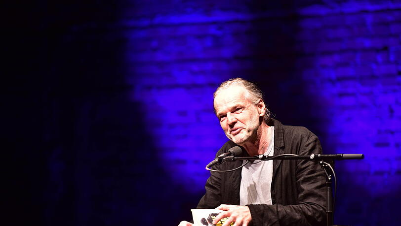 Wolf Haas bei einer Buchpräsentation. Wolf Haas bei einer Buchpräsentation.