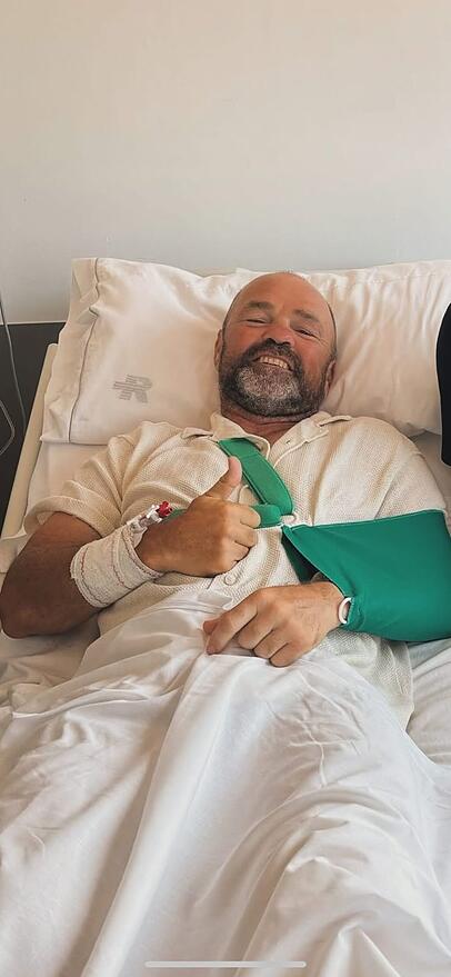 Daumen hoch: Ottke kurz nach der Operation im Krankenbett.