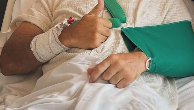 Daumen hoch: Ottke kurz nach der Operation im Krankenbett. Daumen hoch: Ottke kurz nach der Operation im Krankenbett.