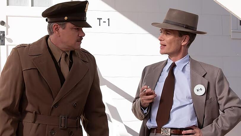 "Oppenheimer": J. Robert Oppenheimer (Cillian Murphy, r.) und Leslie R. Groves (Matt Damon, l.), militärischer Leiter des Manhattan-Projekts.