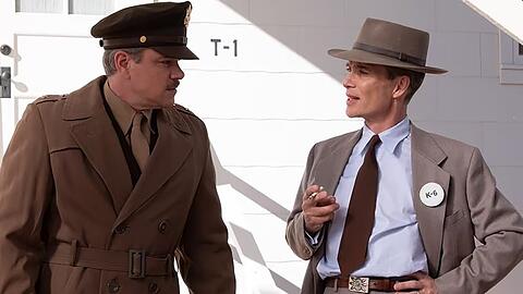 "Oppenheimer": J. Robert Oppenheimer (Cillian Murphy, r.) und Leslie R. Groves (Matt Damon, l.), militärischer Leiter des Manhattan-Projekts.