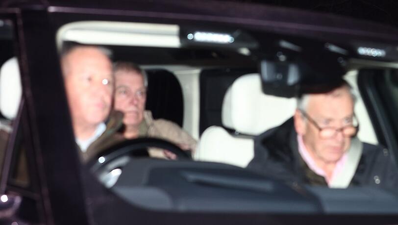 Andrew Mountbatten-Windsor (m.) bei seiner R&uuml;ckkehr nach Sandringham am Abend des 19. Februar.