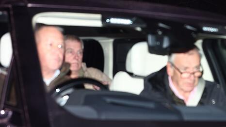 Andrew Mountbatten-Windsor (m.) bei seiner R&uuml;ckkehr nach Sandringham am Abend des 19. Februar.