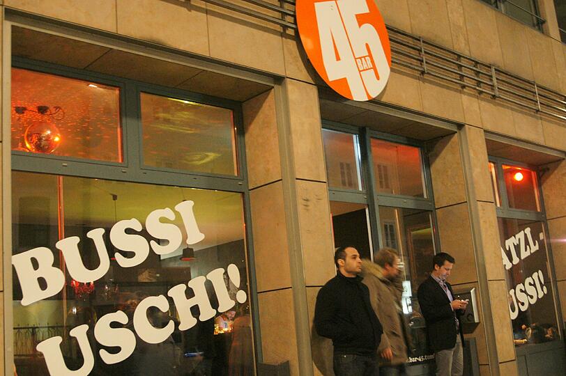 Nette Begrüßung: Auf den Fenstern prangen Busserl. Auch der Türsteher ist nicht von der strengen Sorte.