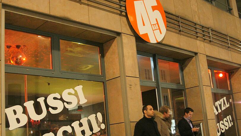 Nette Begrüßung: Auf den Fenstern prangen Busserl. Auch der Türsteher ist nicht von der strengen Sorte. Nette Begrüßung: Auf den Fenstern prangen Busserl. Auch der Türsteher ist nicht von der strengen Sorte.