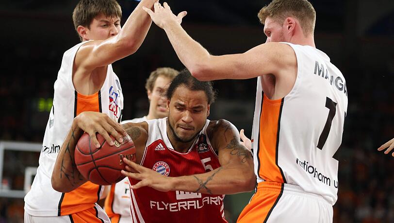 Von Ulmern eingekesselt: Bayerns Chevon Troutman. Von Ulmern eingekesselt: Bayerns Chevon Troutman.