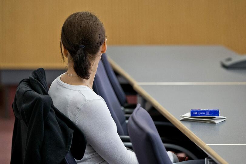 Laut Anklage hat die 20-Jährige ihren Säugling eine halbe Stunde nach der Geburt am 7. Februar 2013 getötet. Sie soll ihn erstickt und ihm mit einem Teppichmesser die Kehle durchgeschnitten haben.