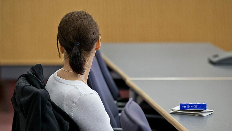 Laut Anklage hat die 20-Jährige ihren Säugling eine halbe Stunde nach der Geburt am 7. Februar 2013 getötet. Sie soll ihn erstickt und ihm mit einem Teppichmesser die Kehle durchgeschnitten haben. Laut Anklage hat die 20-Jährige ihren Säugling eine halbe Stunde nach der Geburt am 7. Februar 2013 getötet. Sie soll ihn erstickt und ihm mit einem Teppichmesser die Kehle durchgeschnitten haben.