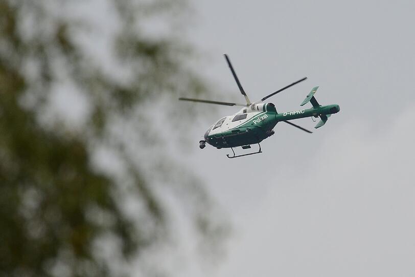 Auch ein Polizeihubschrauber konnte den flüchtigen Raser nicht ausfindig machen. (Symbolbild)