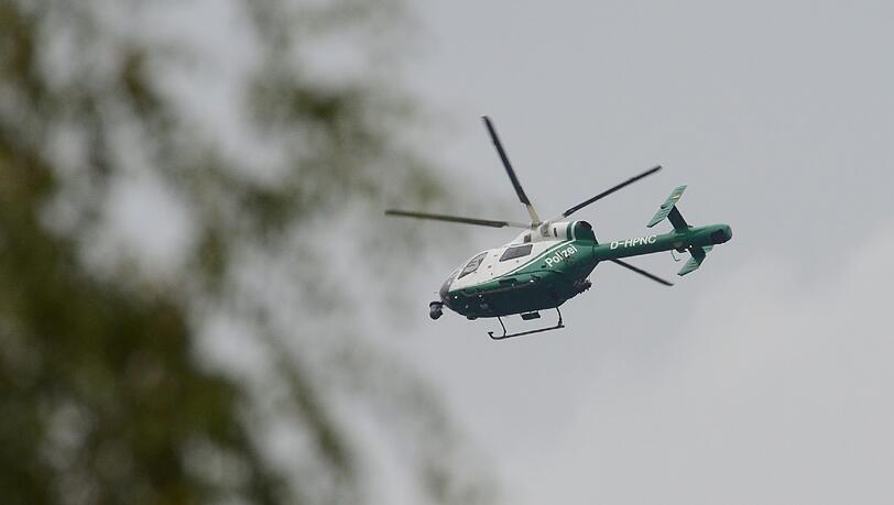 Auch ein Polizeihubschrauber konnte den flüchtigen Raser nicht ausfindig machen. (Symbolbild) Auch ein Polizeihubschrauber konnte den flüchtigen Raser nicht ausfindig machen. (Symbolbild)