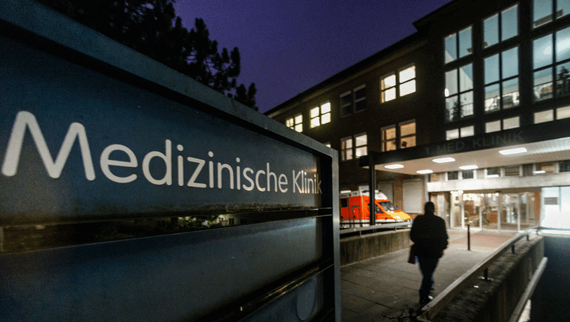 Der Haupteingang der Operativen Medizin des Universitätskrankenhauses Schleswig-Holstein (UKSH) in Kiel. In diesem Krankenhaus infizierten sich insgesamt 19 Patienten mit Keimen.