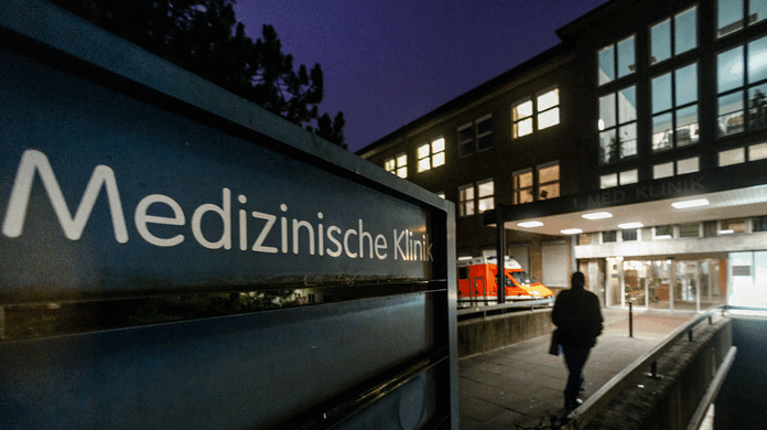 Der Haupteingang der Operativen Medizin des Universitätskrankenhauses Schleswig-Holstein (UKSH) in Kiel. In diesem Krankenhaus infizierten sich insgesamt 19 Patienten mit Keimen.