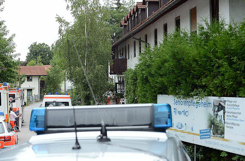 Sehen Sie in unserer Fotostrecke die Bilder vom Polizeieinsatz im Seniorenheim.