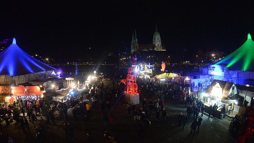 Das Tollwood Winterfestival hat seit dem 23.11. seine Tore geöffnet. Das Tollwood Winterfestival hat seit dem 23.11. seine Tore geöffnet.