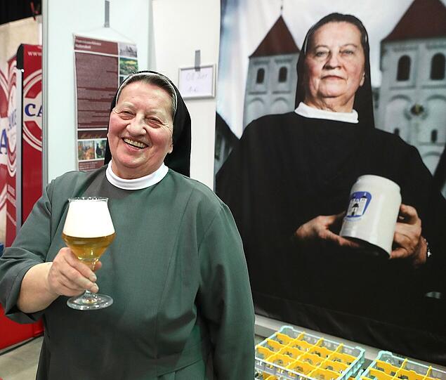 Schwester Doris Engelhard (69) auf der Craftbeermesse &ndash; sie weiß, wie man gutes Bier braut.