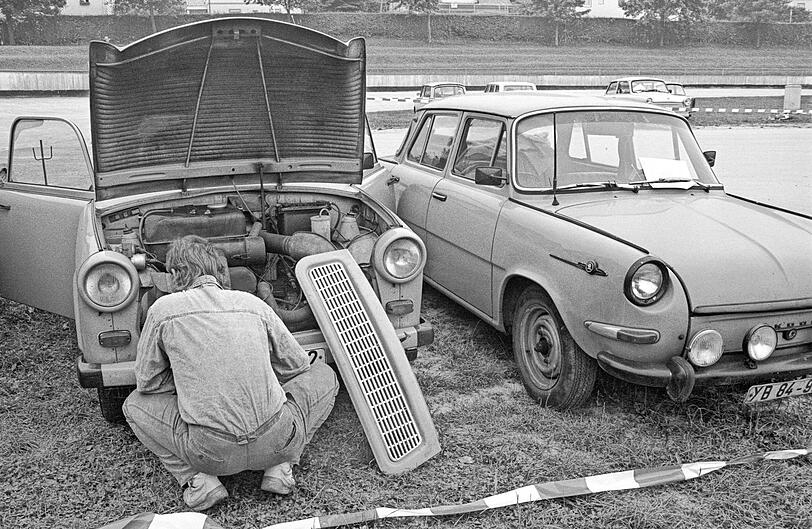 Es wird am Trabbi getüftelt.