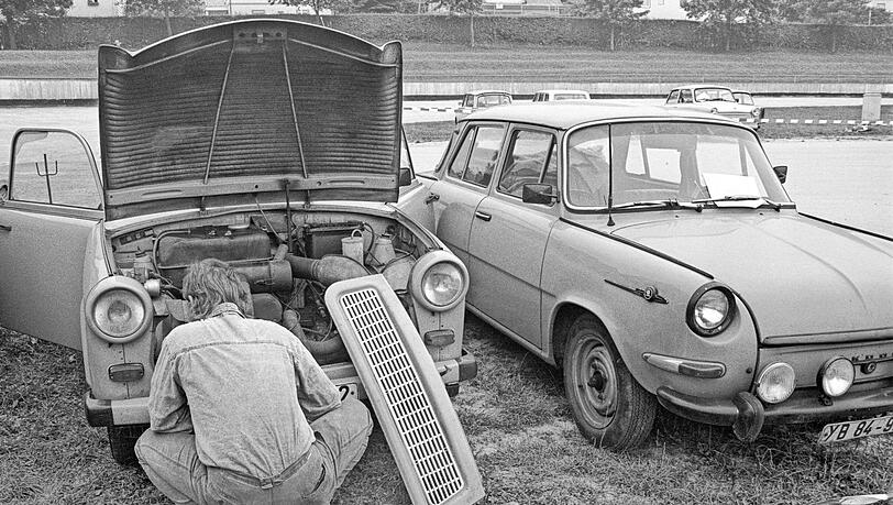 Es wird am Trabbi getüftelt. Es wird am Trabbi getüftelt.