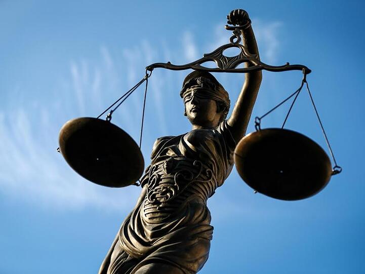 Eine Statue der Justitia hält eine Waage in ihrer Hand. Foto: David-Wolfgang Ebener/dpa/Symbolbild
