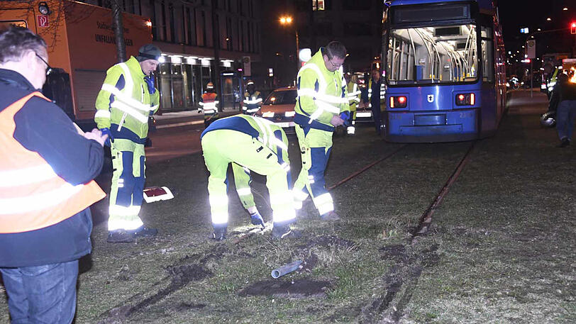 Bilder vom Tram-Unfall in München: Die Berufsfeuerwehr musste zur Bergung mit einem großen Kran anrücken.
