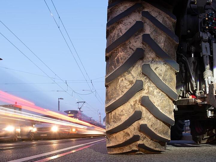 Das Rad eines Traktors. Foto: Sebastian Kahnert/dpa-Zentralbild/dpa