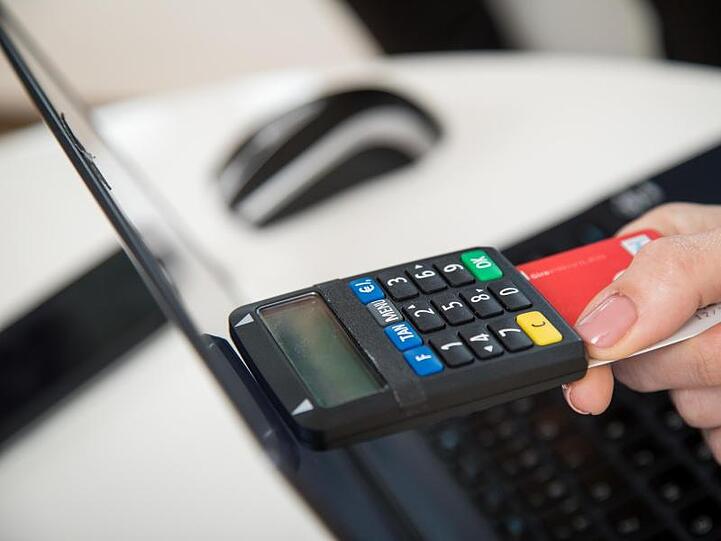 TAN-Generatoren kombinieren die Bankkarte und einen Code auf dem Bildschirm und generieren so eine TAN.