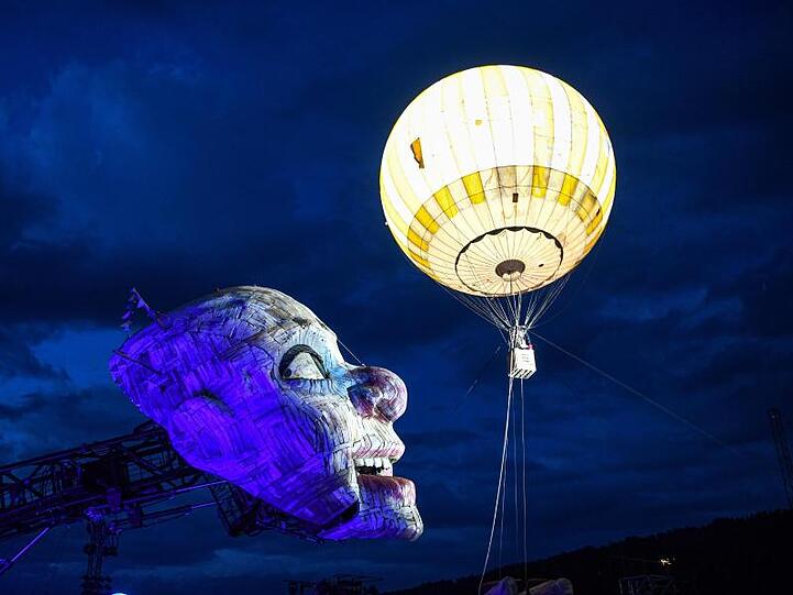 Die Oper Rigoletto von Giuseppe Verdi wird auf der Seebühne der Bregenzer Festspielen aufgeführt. Foto: Felix Kästle/dpa/Archivbild