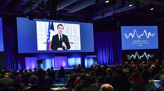 Emmanuel Macron spricht per Videolink während des Internationalen Forum zur Erinnerung an den Holocaust und zur Bekämpfung des Antisemitismus.