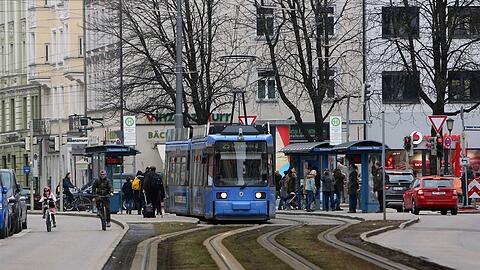 Eine Tram der Linie 25 musste am Montag eine Notbremsung hinlegen, die Polizei sucht einen flüchtigen Autofahrer. (Symbolbild)