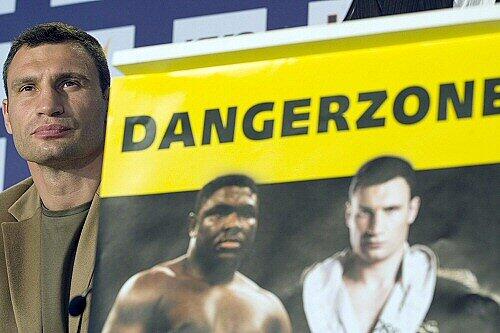 Ex-Weltmeister Vitali Klitscho betritt gegen Sam Peter die "Danger Zone" - Gefahrenzone.