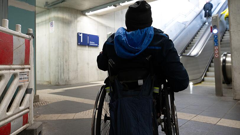 Rollstuhlfahrer haben es an Bayerns Bahnhöfen nicht leicht. Aufzüge fallen häufig aus – wie hier an der Münchner S-Bahnstation Laim.