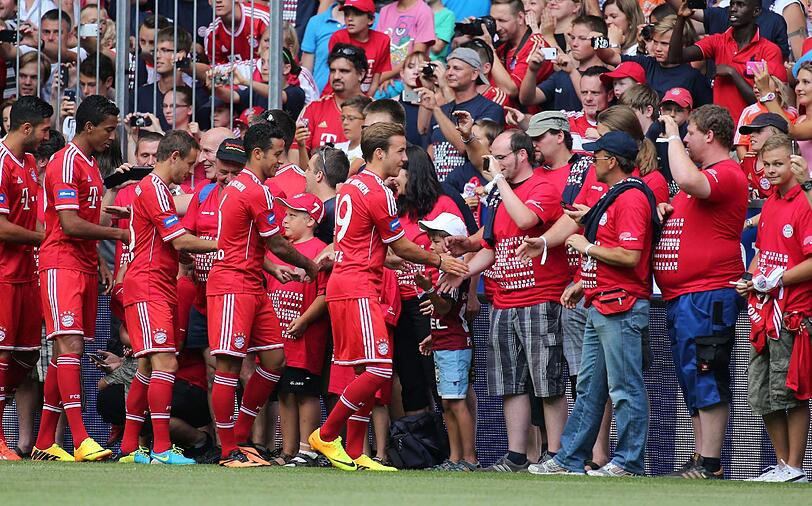 Der FC Bayern München hat in der Allianz Arena seinen Kader offiziell vorgestellt. Sehen Sie hier die Bilder.