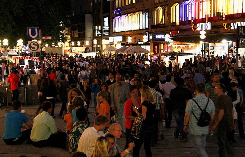 Rappelvoll dürfte es auch heuer wieder werden: Bei der Shopping-Nacht geht es dieses Jahr italienisch zu, mit passender Musik, Kunst und Schmankerln.