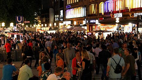 Rappelvoll dürfte es auch heuer wieder werden: Bei der Shopping-Nacht geht es dieses Jahr italienisch zu, mit passender Musik, Kunst und Schmankerln.